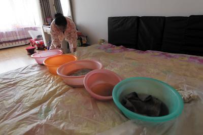 南丹楼上漏水，住户失联，小区没物管，业主维权难！律师来支招……